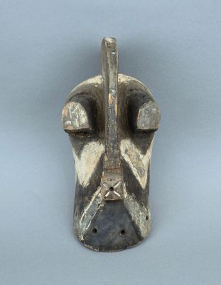 un masque argenté avec un visage noir et un long nez