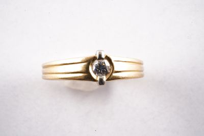 Gros plan sur une bague en or ornée d'un diamant