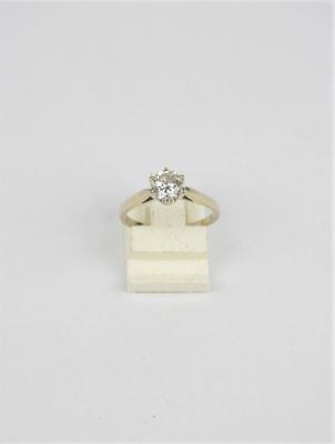 une bague en or blanc avec un seul diamant au centre