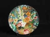 une assiette décorative sur laquelle est représenté un panier de fleurs