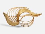 Gros plan sur une broche contenant une perle