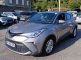 une Toyota C-HR argentée garée sur un parking