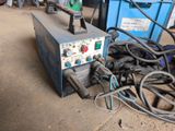 une machine posée sur le sol dans le garage