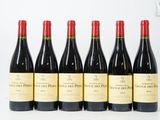 six bouteilles de vin rouge alignées