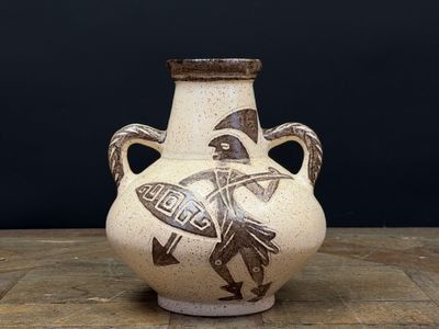 un vase orné d'un motif posé sur une table