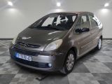 la photo d'une petite voiture garée dans un garage