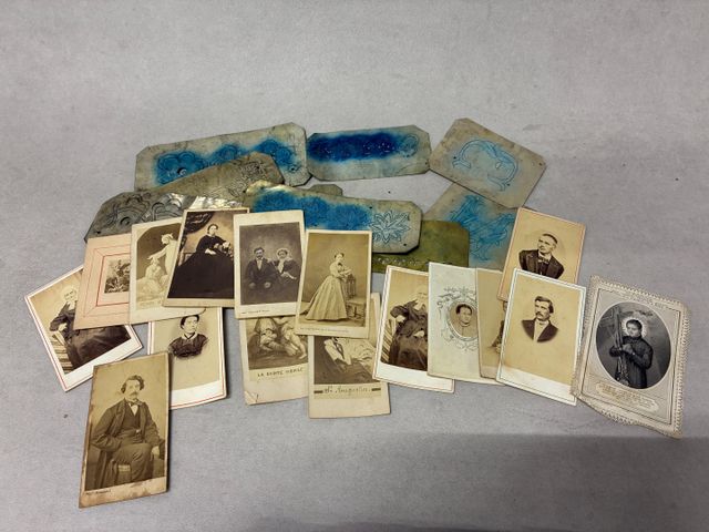 Plaques de métal pochoir et photos anciennes. 