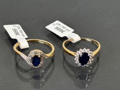 deux bagues en or ornées de saphirs et de diamants sur un fond noir