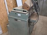 une machine posée sur une palette dans une pièce