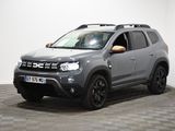 La Dacia grise est garée dans une pièce au sol carrelé en damier.