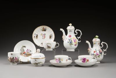 de nombreux types de théières et de soucoupes sur la table