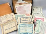 Plusieurs anciens certificats se trouvent dans une boîte en bois posée sur une table