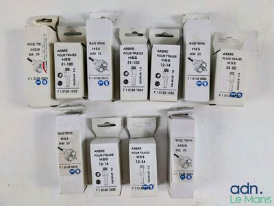 plusieurs cartons contenant du matériel électrique posés sur une surface blanche