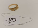 un gros plan sur une bague et une étiquette posées sur une table