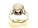 une image d'une bague en diamant sur fond blanc