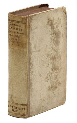 un vieux livre posé sur une table à côté d'un fond blanc