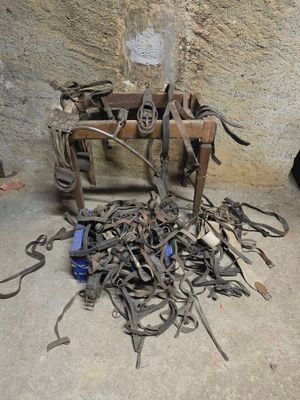 un tas de vieux outils posé sur un sol en béton