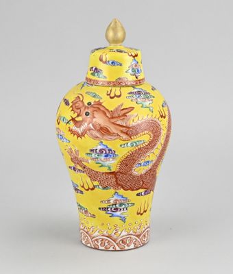 vase jaune et rouge orné d'un dragon sur le couvercle