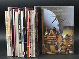 un grand nombre de livres posés sur une table
