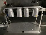une table en métal sur laquelle sont posées plusieurs tasses