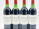 trois bouteilles de vin rouge posées l'une à côté de l'autre sur une surface blanche