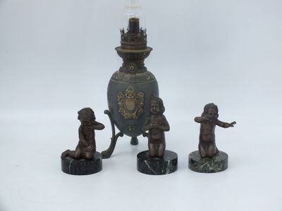 trois figurines de singes et une lampe posées sur une table