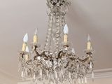 un lustre suspendu au plafond d'un salon