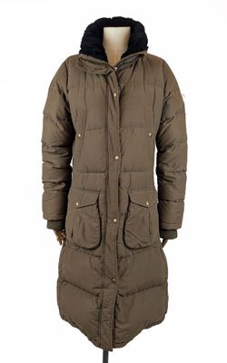 La veste est marron et est dotée d'une capuche.