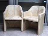 deux chaises assises l'une à côté de l'autre