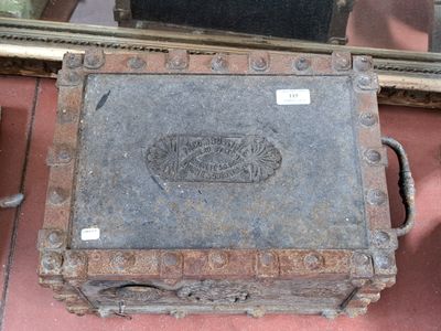une vieille boîte en métal posée par terre devant un miroir