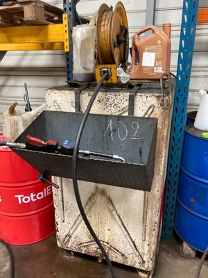 une table sur laquelle sont posés quelques outils, dans un garage