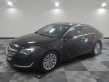 la photo d'une voiture noire garée dans un garage
