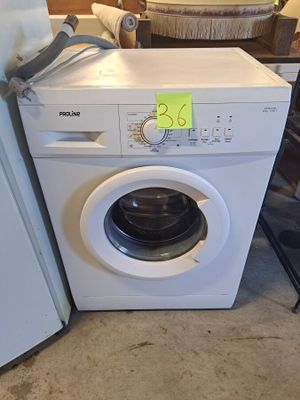 une machine à laver et un sèche-linge placés l'un à côté de l'autre dans une pièce
