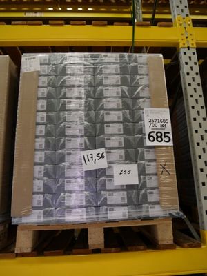 une palette remplie de cartons, placée sur une autre palette dans un entrepôt