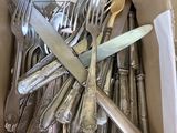 une boîte remplie d'argenterie contenant un couteau et une fourchette