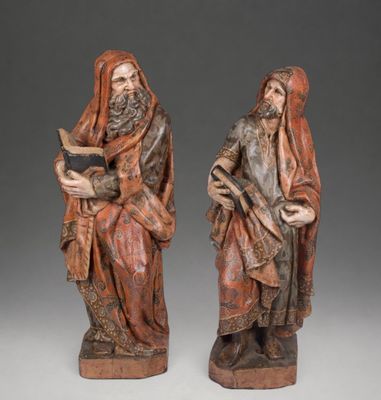paire de figurines en bois sculpté représentant un homme et une femme tenant un livre
