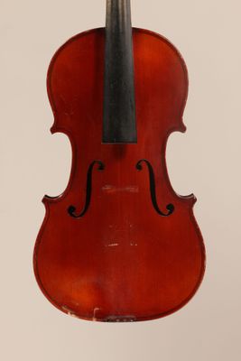 gros plan d'un violon avec un archet sur fond blanc