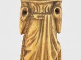 une figurine en or représentant un homme portant un chapeau et une robe