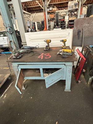 un établi avec des outils dans un garage