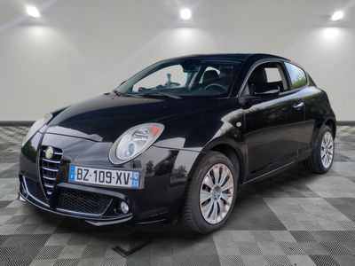 la photo d'une petite voiture noire garée dans un garage