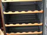 une cave à vin contenant de nombreuses bouteilles de vin