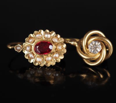 une paire de boucles d'oreilles en or et rubis, ornées de perles