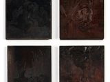 quatre morceaux de bois présentant des motifs différents sur un fond blanc
