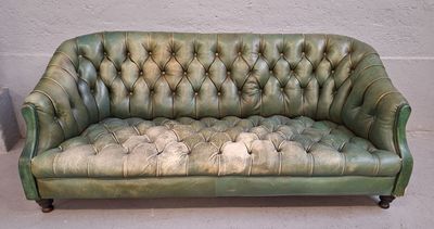 Canapé type Chesterfield en cuir vert capitonné. - Photo 1