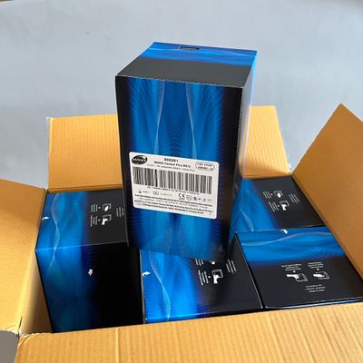 Plusieurs boîtes sont empilées les unes sur les autres et portent chacune un code-barres.