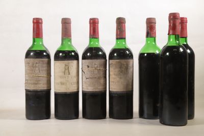 quatre bouteilles de vin sont alignées sur une table