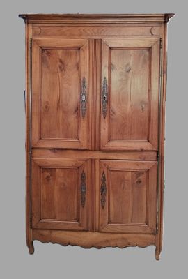 une armoire en bois avec deux portes de chaque côté
