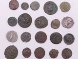 Plusieurs types de pièces sont disposés sur une surface blanche