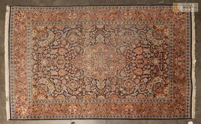 un grand tapis persan ancien à motifs floraux
