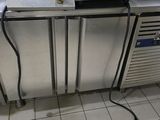 une cuisine avec tout un tas d'appareils électroménagers posés sur le plan de travail